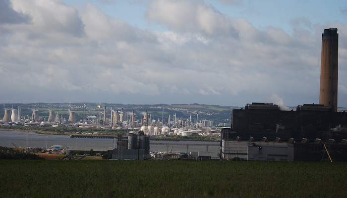 A view of the chimneys and buildings of the Grangemouth refining and petrochemical works and Longannet power station on the shores of the River Forth. Image credit: StaraBlazkova, published on Wikimedia Commons https://commons.wikimedia.org/wiki/File:Falkirk_industry_area.JPG with a GNU_Free_Documentation_License