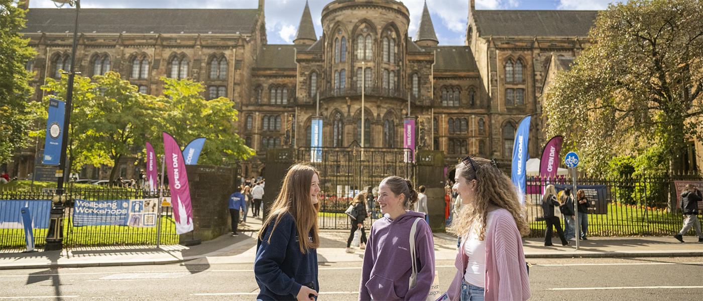 Students in front of Main Gate, university of Glasgow