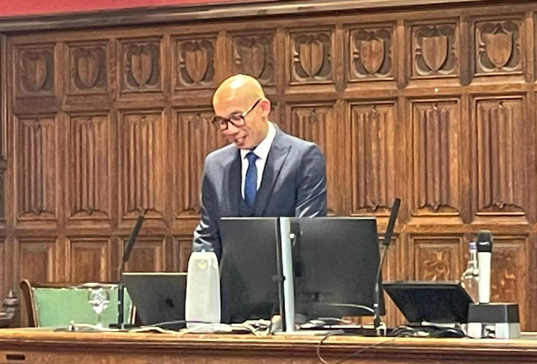 Professor Gwo-tzer stood at the podium delivering his inaugural lecture