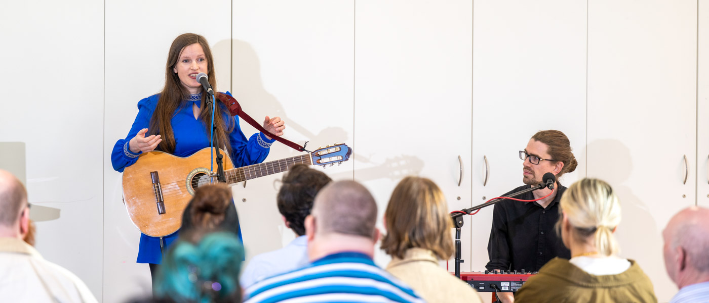 Maaike Siegerist and Jonni Slater playing music for an audience