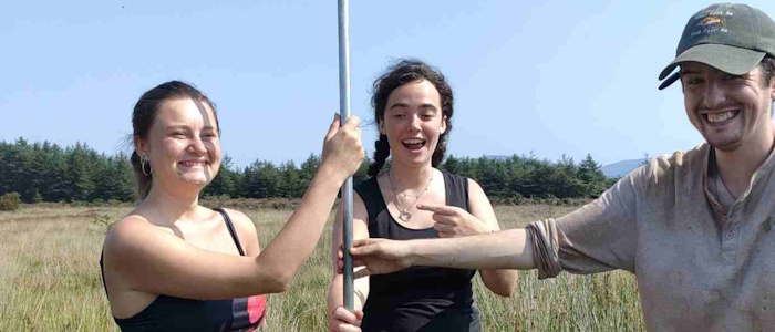 Students coring the Drumadoon peatland with a Russian peat corer 700x300