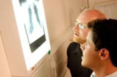 Students examining an X-rayat a lightbox in the 20th century © Corporate Communications University of Glasgow