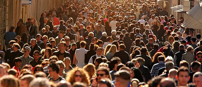 Large group of people crowding Rome's downtown streets on a sunny day. 700 pixels 
